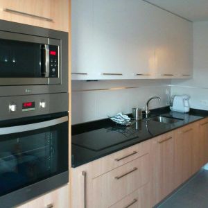 cocina-blanca-y-madera-la-rioja