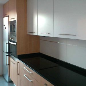 vista-cocina-blanca-madera-la-rioja
